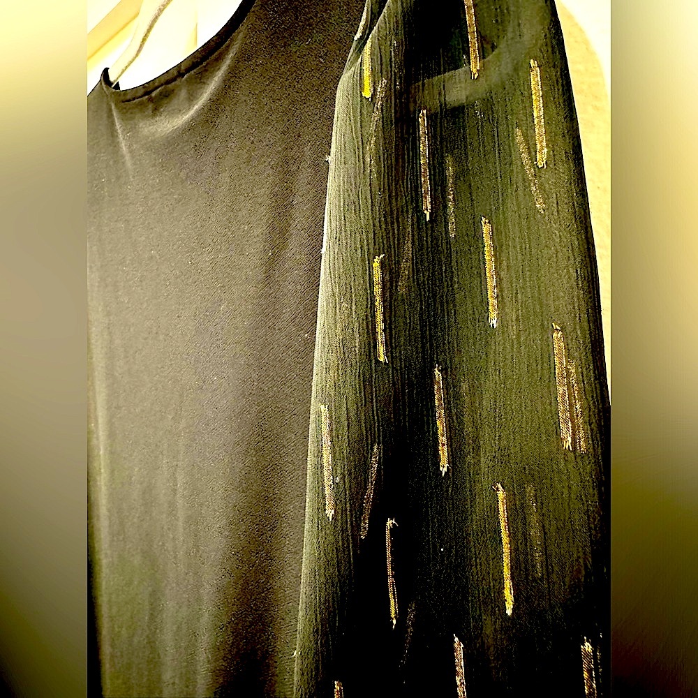 🫶🏽Price reduction🫶🏽 CeCe Black top with gold accent sleeves, size M